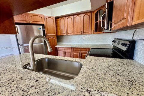 Condo in Miami, Florida, 2 bedrooms  № 2031779 - photo 14