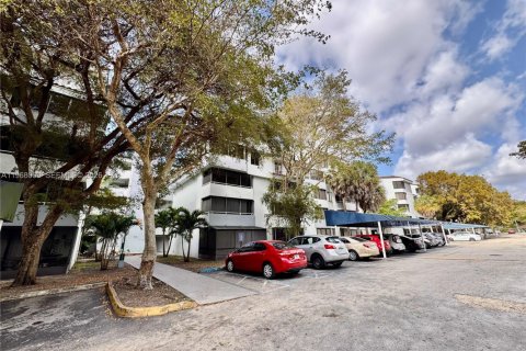 Condo in Miami, Florida, 2 bedrooms  № 2031779 - photo 3