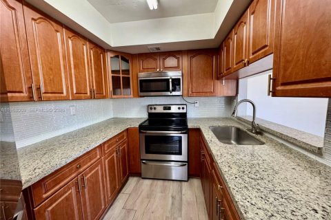 Condo in Miami, Florida, 2 bedrooms  № 2031779 - photo 12