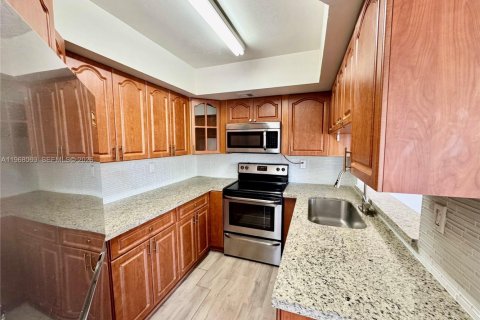 Condo in Miami, Florida, 2 bedrooms  № 2031779 - photo 11