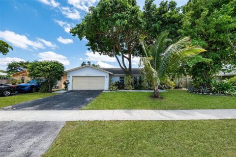 House in Sunrise, Florida 4 bedrooms, 157.19 sq.m. № 1665101 - photo 1