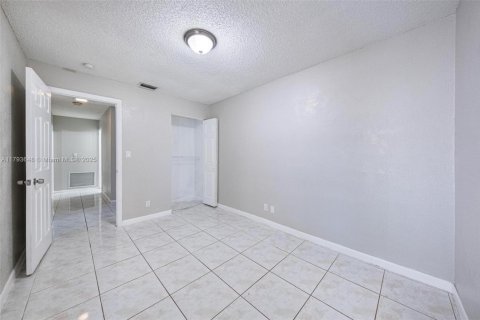 House in Sunrise, Florida 4 bedrooms, 157.19 sq.m. № 1665101 - photo 11