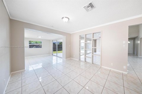 House in Sunrise, Florida 4 bedrooms, 157.19 sq.m. № 1665101 - photo 15
