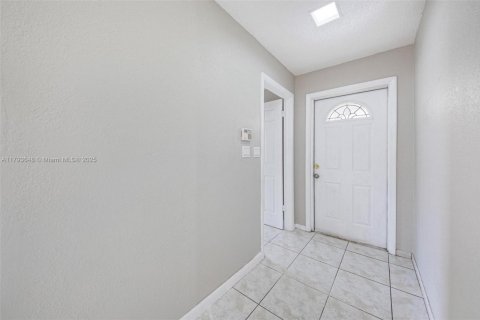 House in Sunrise, Florida 4 bedrooms, 157.19 sq.m. № 1665101 - photo 4