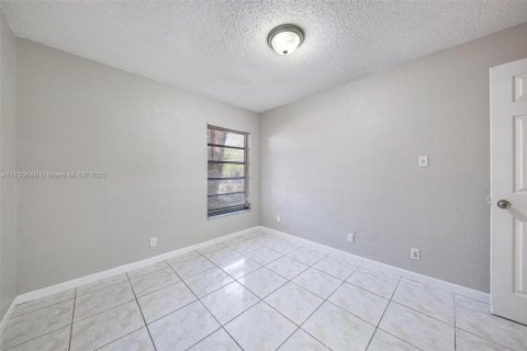House in Sunrise, Florida 4 bedrooms, 157.19 sq.m. № 1665101 - photo 13