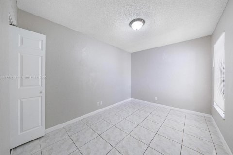 House in Sunrise, Florida 4 bedrooms, 157.19 sq.m. № 1665101 - photo 10