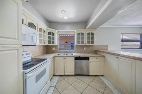 House in Sunrise, Florida 4 bedrooms, 157.19 sq.m. № 1665101 - photo 19