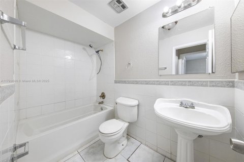 House in Sunrise, Florida 4 bedrooms, 157.19 sq.m. № 1665101 - photo 14