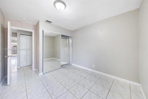 House in Sunrise, Florida 4 bedrooms, 157.19 sq.m. № 1665101 - photo 12