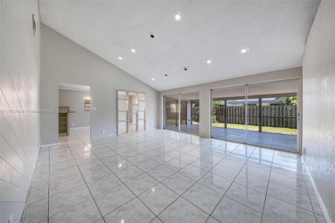 House in Sunrise, Florida 4 bedrooms, 157.19 sq.m. № 1665101 - photo 18
