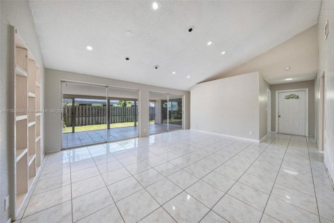 House in Sunrise, Florida 4 bedrooms, 157.19 sq.m. № 1665101 - photo 2