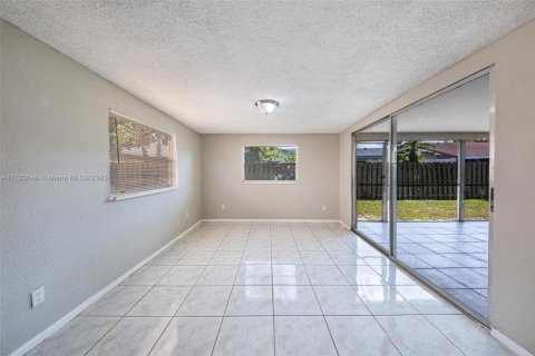House in Sunrise, Florida 4 bedrooms, 157.19 sq.m. № 1665101 - photo 17