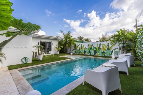 Villa ou maison à louer à Wilton Manors, Floride: 3 chambres, 145.21 m2 № 1993085 - photo 1