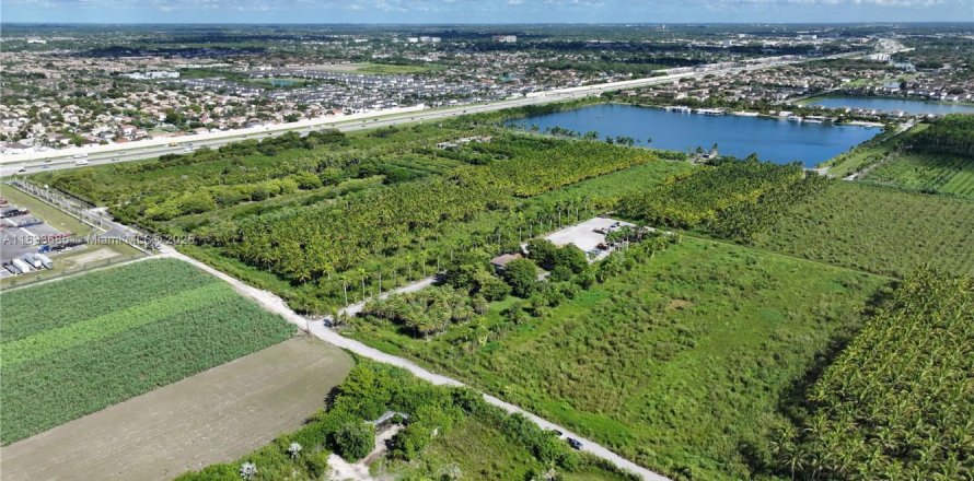 Commercial property in Homestead, Florida № 1979101