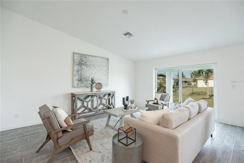 House in Port Charlotte, Florida 4 bedrooms, 153.29 sq.m. № 2237875 - photo 4