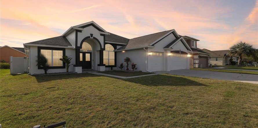 House in Kissimmee, Florida 4 bedrooms, 226.22 sq.m. № 2094366