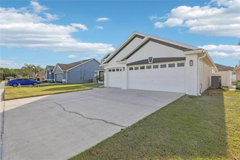House in Kissimmee, Florida 4 bedrooms, 226.22 sq.m. № 2094366 - photo 3