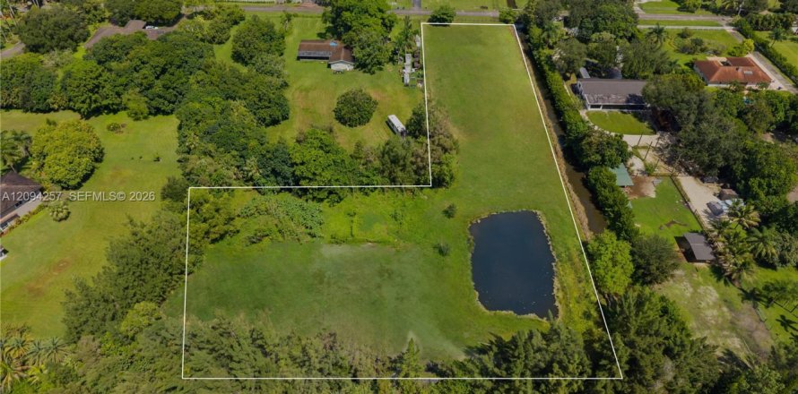 Land in Southwest Ranches, Florida № 2392088