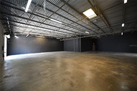 Immobilier commercial à louer à Tampa, Floride: 2168.9 m2 № 2106030 - photo 3