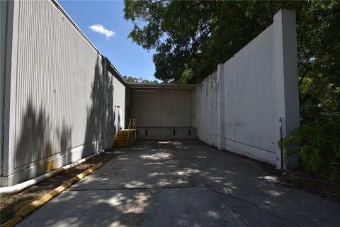 Immobilier commercial à louer à Tampa, Floride: 2168.9 m2 № 2106030 - photo 2