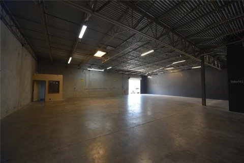 Immobilier commercial à louer à Tampa, Floride: 2168.9 m2 № 2106030 - photo 5