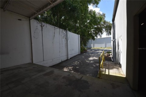 Immobilier commercial à louer à Tampa, Floride: 2168.9 m2 № 2106030 - photo 8