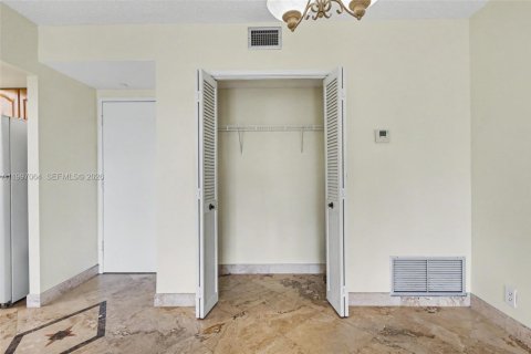 Condo in Hollywood, Florida, 1 bedroom  № 2063277 - photo 16