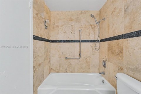 Condo in Hollywood, Florida, 1 bedroom  № 2063277 - photo 21