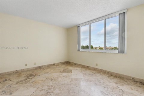 Condo in Hollywood, Florida, 1 bedroom  № 2063277 - photo 19