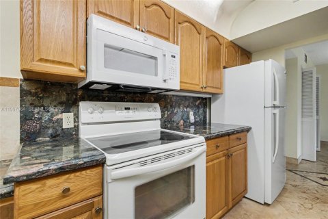 Condo in Hollywood, Florida, 1 bedroom  № 2063277 - photo 10