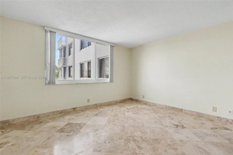 Condo in Hollywood, Florida, 1 bedroom  № 2063277 - photo 18