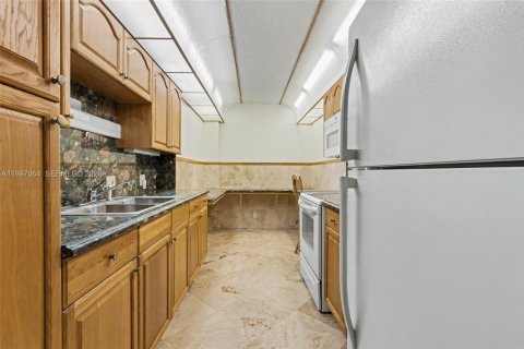 Condo in Hollywood, Florida, 1 bedroom  № 2063277 - photo 12