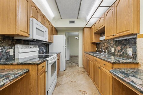 Condo in Hollywood, Florida, 1 bedroom  № 2063277 - photo 2