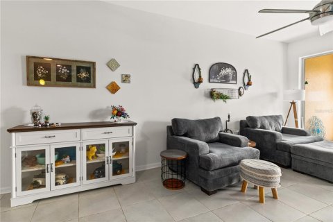 Townhouse in Clermont, Florida 4 bedrooms, 191.01 sq.m. № 1918280 - photo 13