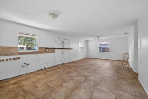 House in New Port Richey, Florida 3 bedrooms, 109.25 sq.m. № 1909235 - photo 8