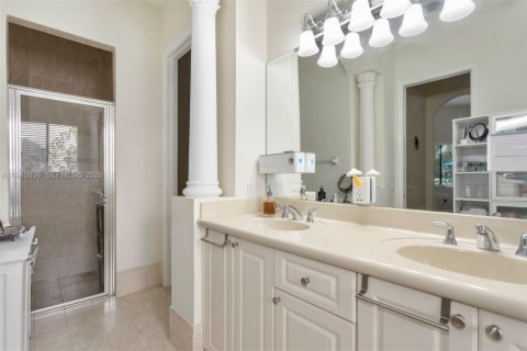 Casa en venta en Cutler Bay, Florida, 4 dormitorios, 252.97 m2 № 1999709 - foto 24