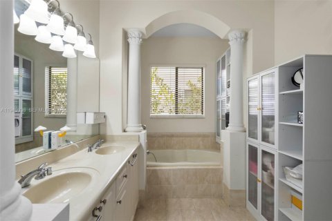 Casa en venta en Cutler Bay, Florida, 4 dormitorios, 252.97 m2 № 1999709 - foto 22