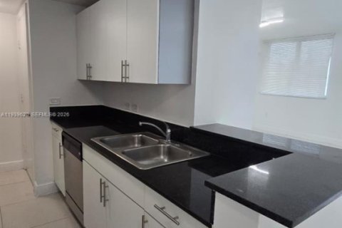 Condo in Miami, Florida, 1 bedroom  № 1997004 - photo 3
