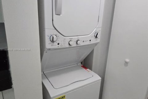 Condo in Miami, Florida, 1 bedroom  № 1997004 - photo 10