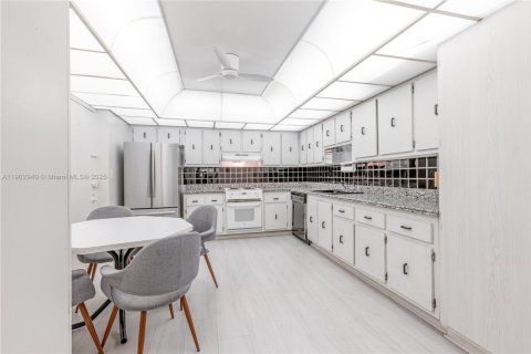 Copropriété à vendre à Hallandale Beach, Floride: 2 chambres, 130.06 m2 № 1955502 - photo 13