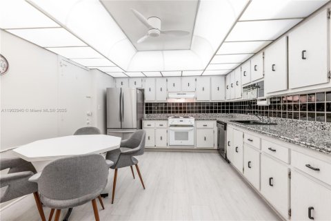 Copropriété à vendre à Hallandale Beach, Floride: 2 chambres, 130.06 m2 № 1955502 - photo 12