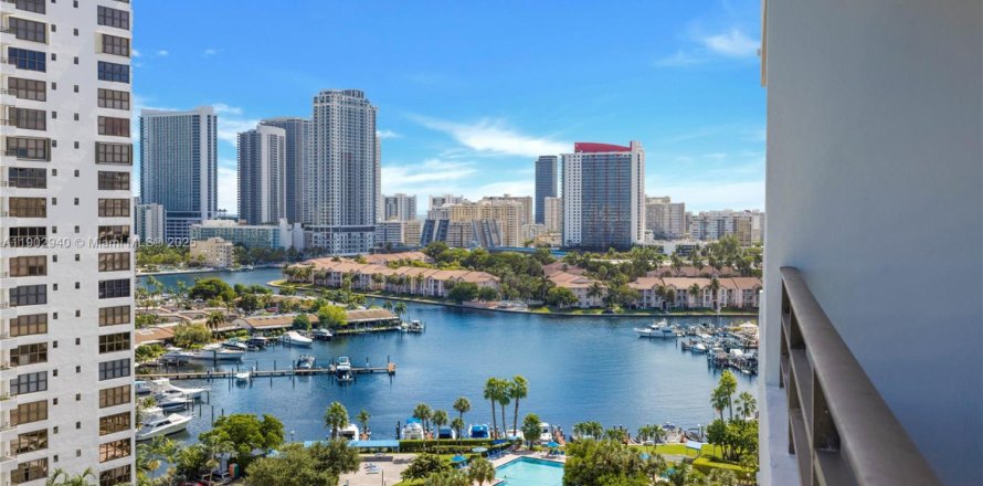 Condo à Hallandale Beach, Floride, 2 chambres  № 1955502