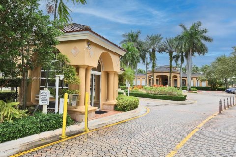 Снять в аренду таунхаус в Мирамар, Флорида 3 спальни, 136.57м2, № 1992433 - фото 2