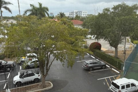 Condo in North Miami Beach, Florida, 1 bedroom  № 1772473 - photo 2