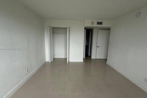 Condo in North Miami Beach, Florida, 1 bedroom  № 1772473 - photo 1