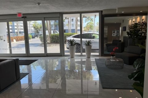 Condo in North Miami Beach, Florida, 1 bedroom  № 1772473 - photo 8