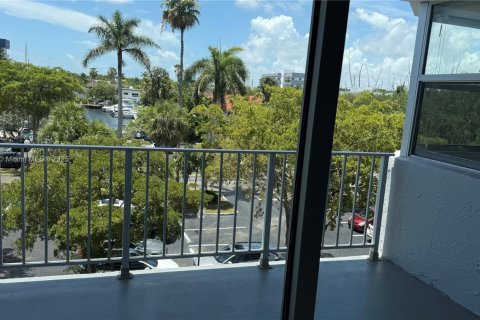 Condo in North Miami Beach, Florida, 1 bedroom  № 1772473 - photo 11