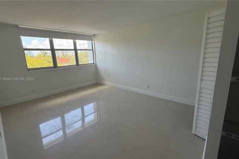 Condo in North Miami Beach, Florida, 1 bedroom  № 1772473 - photo 13