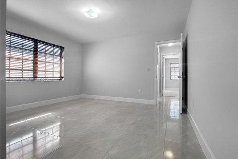 Villa ou maison à vendre à Miami, Floride: 4 chambres, 191.19 m2 № 1936042 - photo 16
