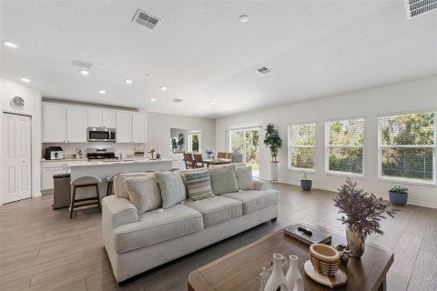 House in Edgewater, Florida 4 bedrooms, 179.77 sq.m. № 2236309 - photo 9